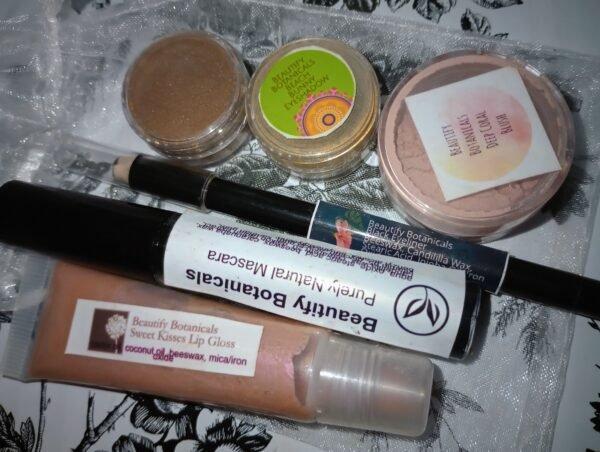 IMG_20251008_070449950~2 Glow and Go Cosmetic Gift Set